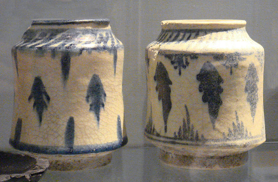 800px-Syria_made_medicinal_jars_circa_1300_excavated_in_Fenchurch_Street_London.jpg