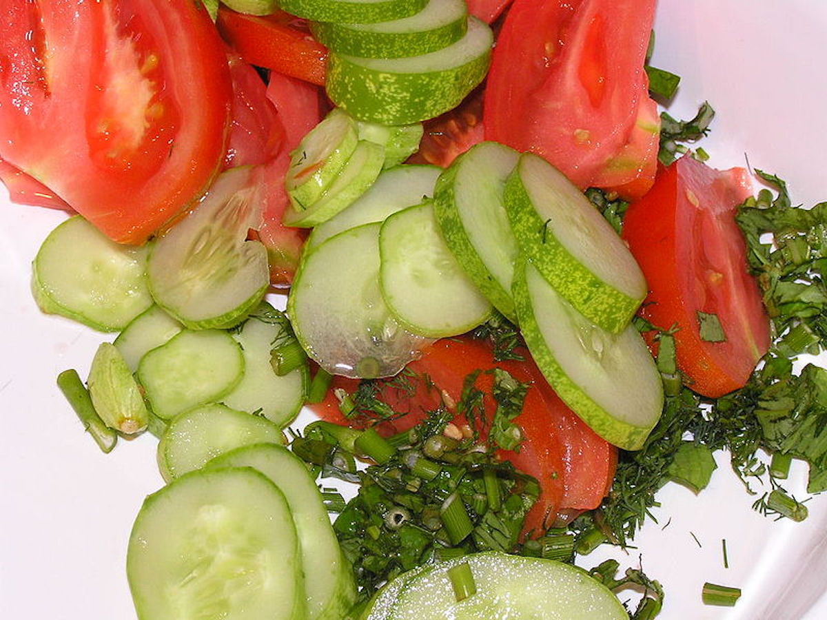 800px-Tomato_cucumber_salad.jpg