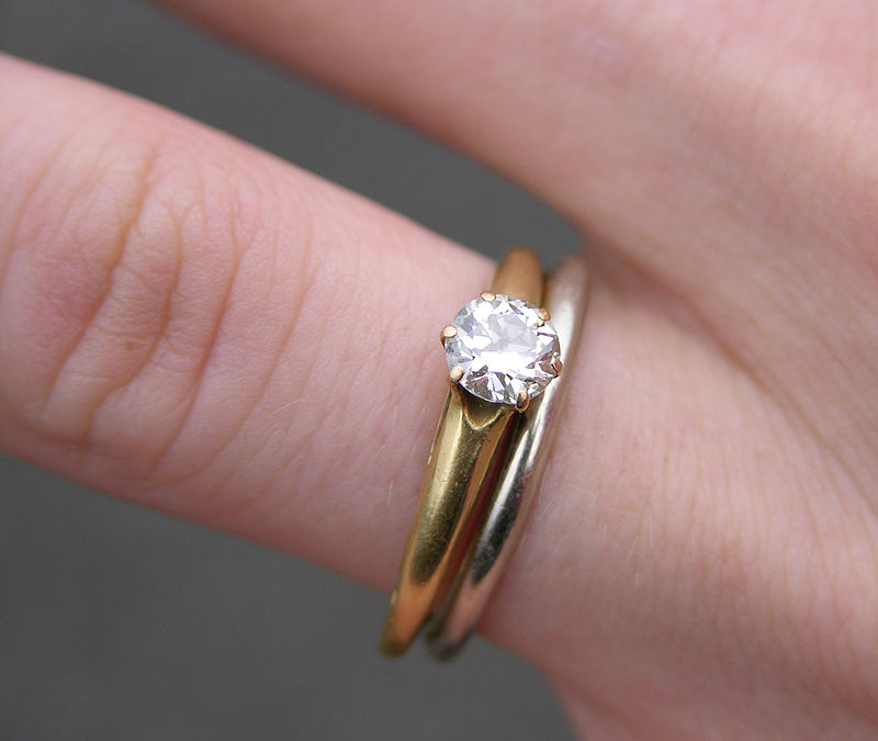800px-Wedding_and_Engagement_Rings_2151px.jpg