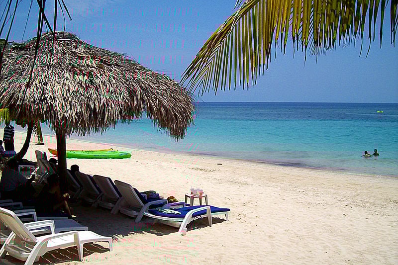 800px-West_Bay_Beach_-Roatan_-Honduras-23May2009-c.jpg