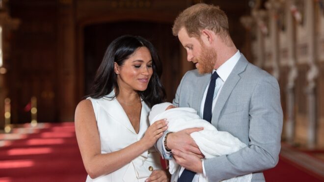 A Body Language Expert Analyzes Prince Harry And Meghan Markle’s First Photos With Baby Archie