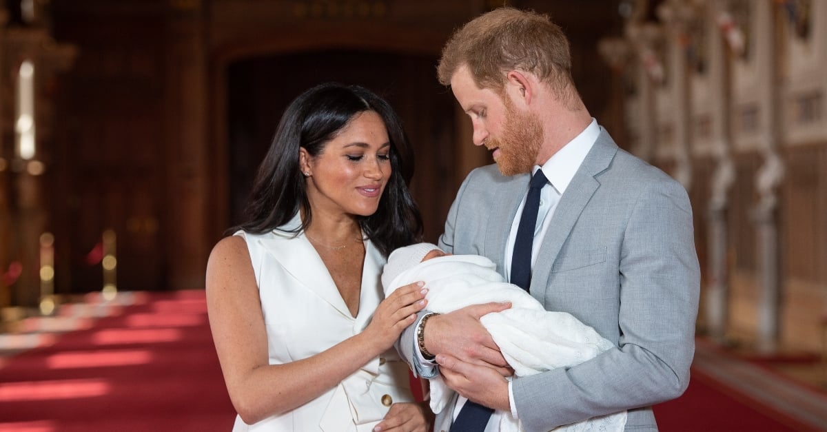A Body Language Expert Analyzes Prince Harry And Meghan Markle’s First Photos With Baby Archie