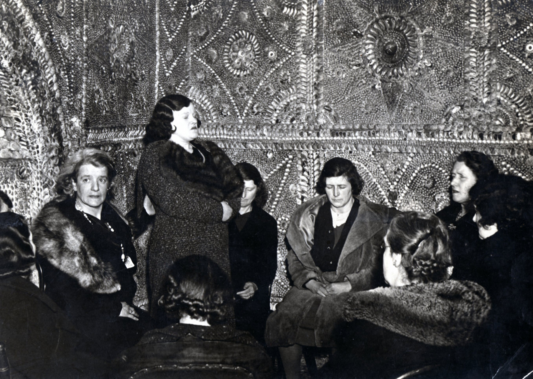 A-seance-held-in-the-Grotto-in-1930s-shell-grotto-site.jpg