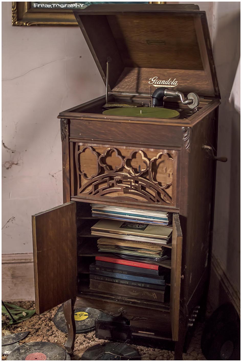 Abandoned Time Capsule House in Ontario Freaktography