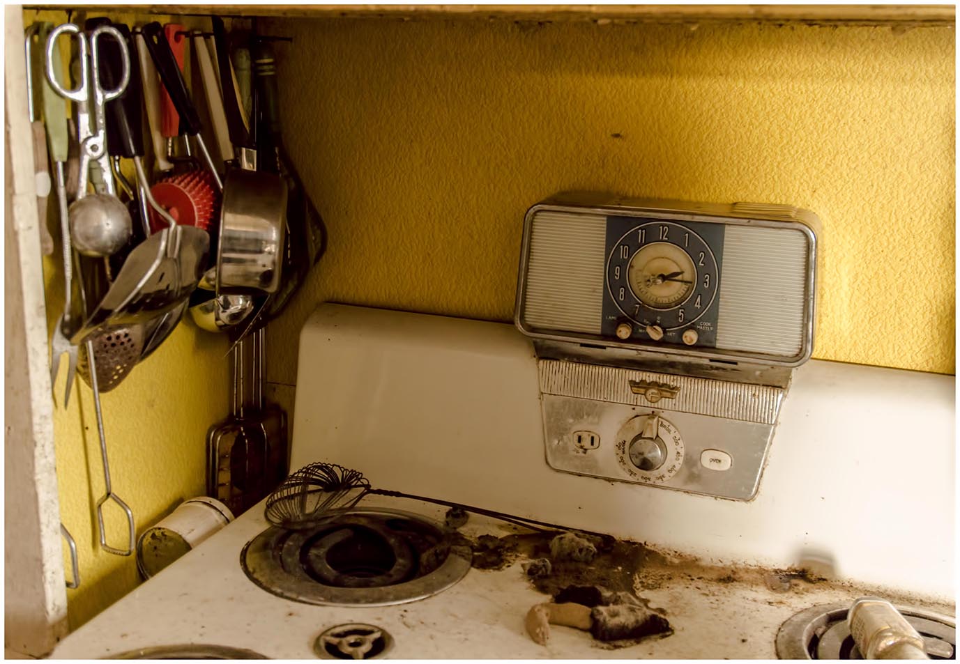 Abandoned Time Capsule House in Ontario Freaktography