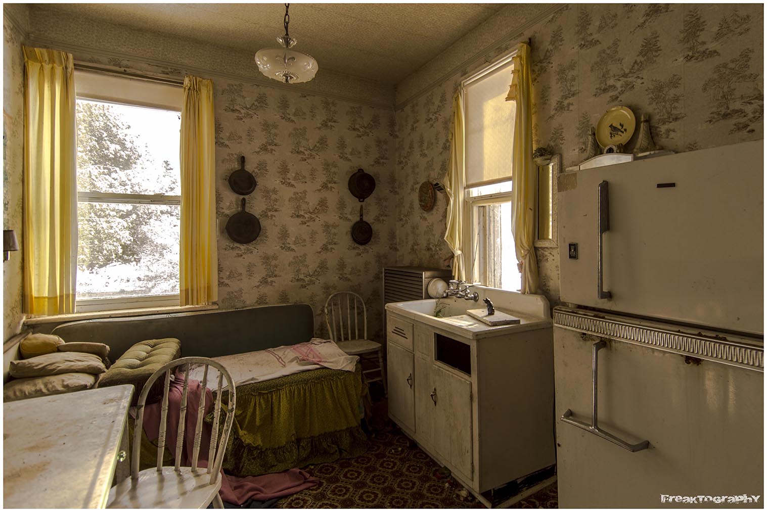 Abandoned Time Capsule House in Ontario Freaktography