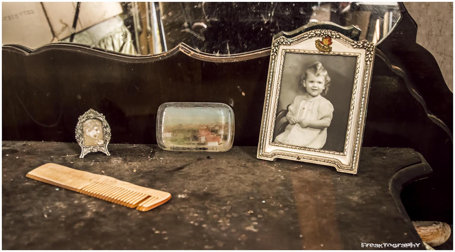 Abandoned Time Capsule House in Ontario Freaktography