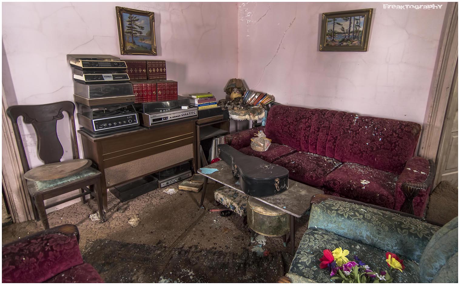 Abandoned Time Capsule House in Ontario Freaktography