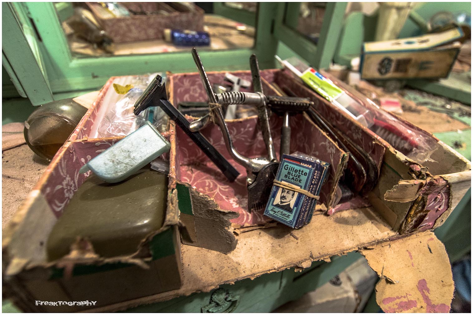 Abandoned Time Capsule House in Ontario Freaktography