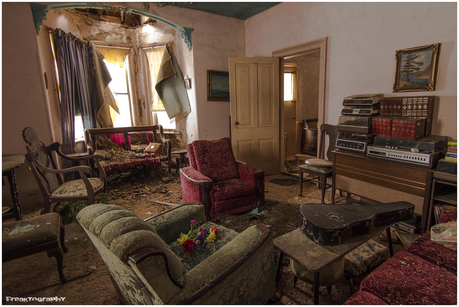 Abandoned Time Capsule House in Ontario Freaktography