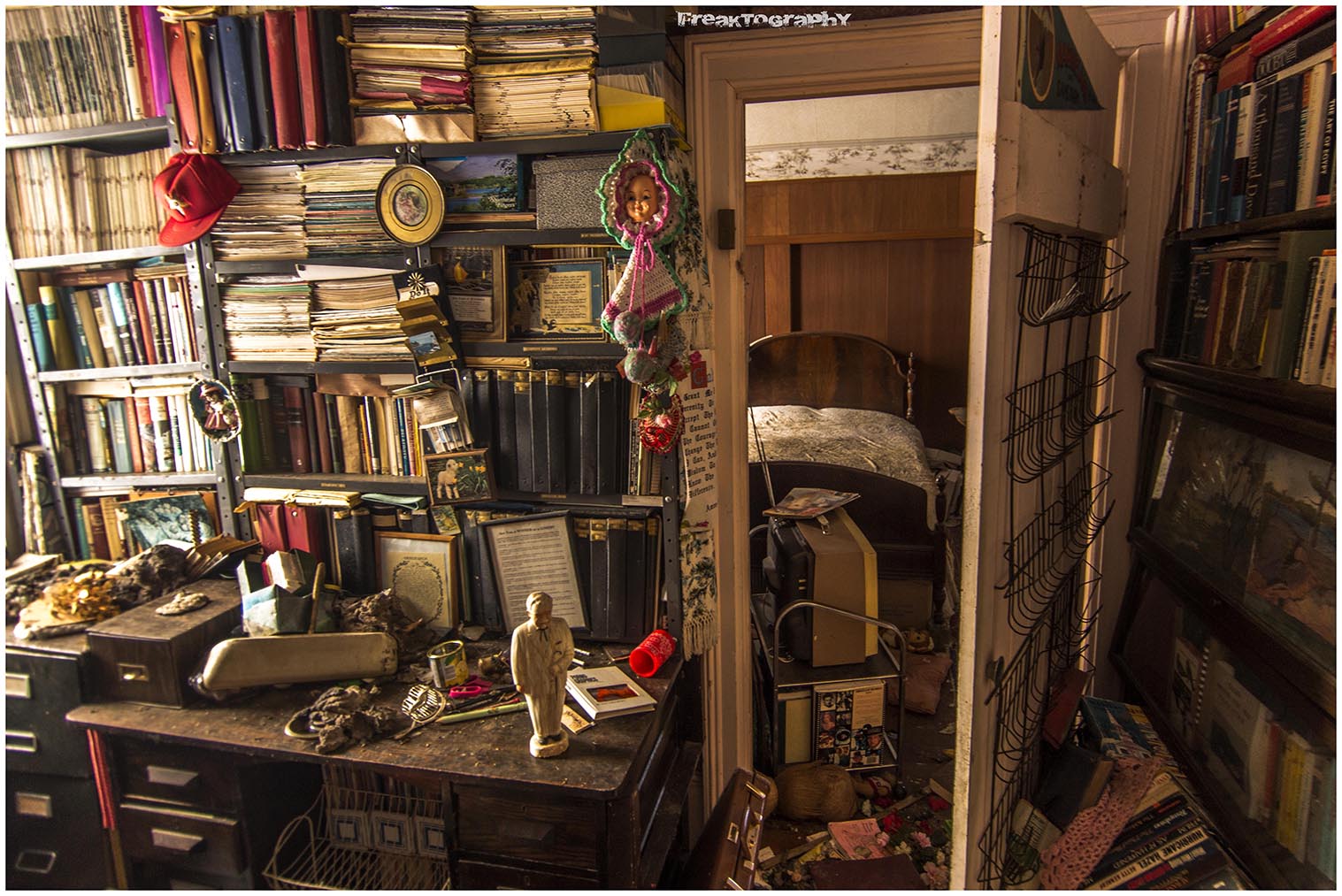 Abandoned Time Capsule House in Ontario Freaktography