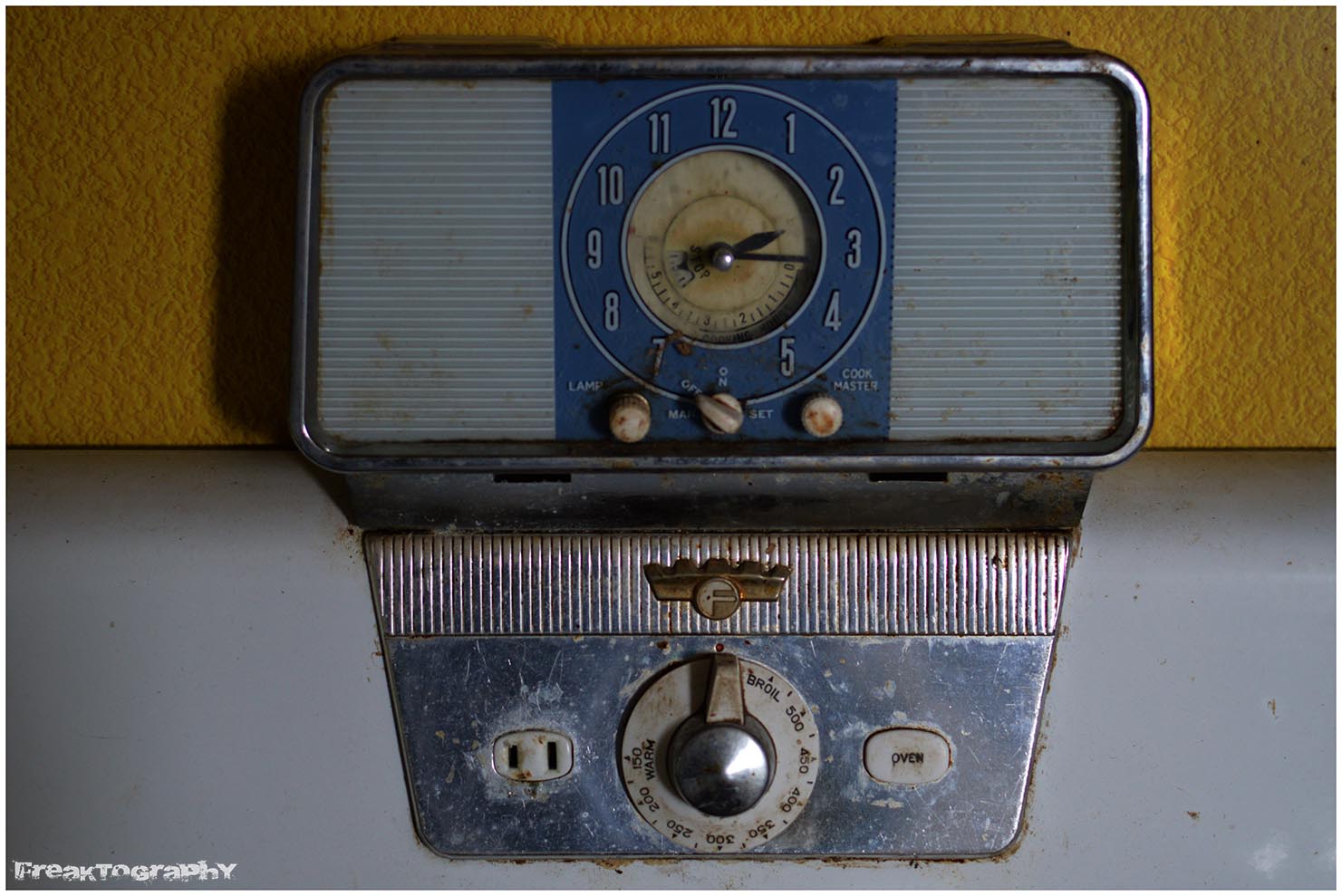 Abandoned Time Capsule House in Ontario Freaktography