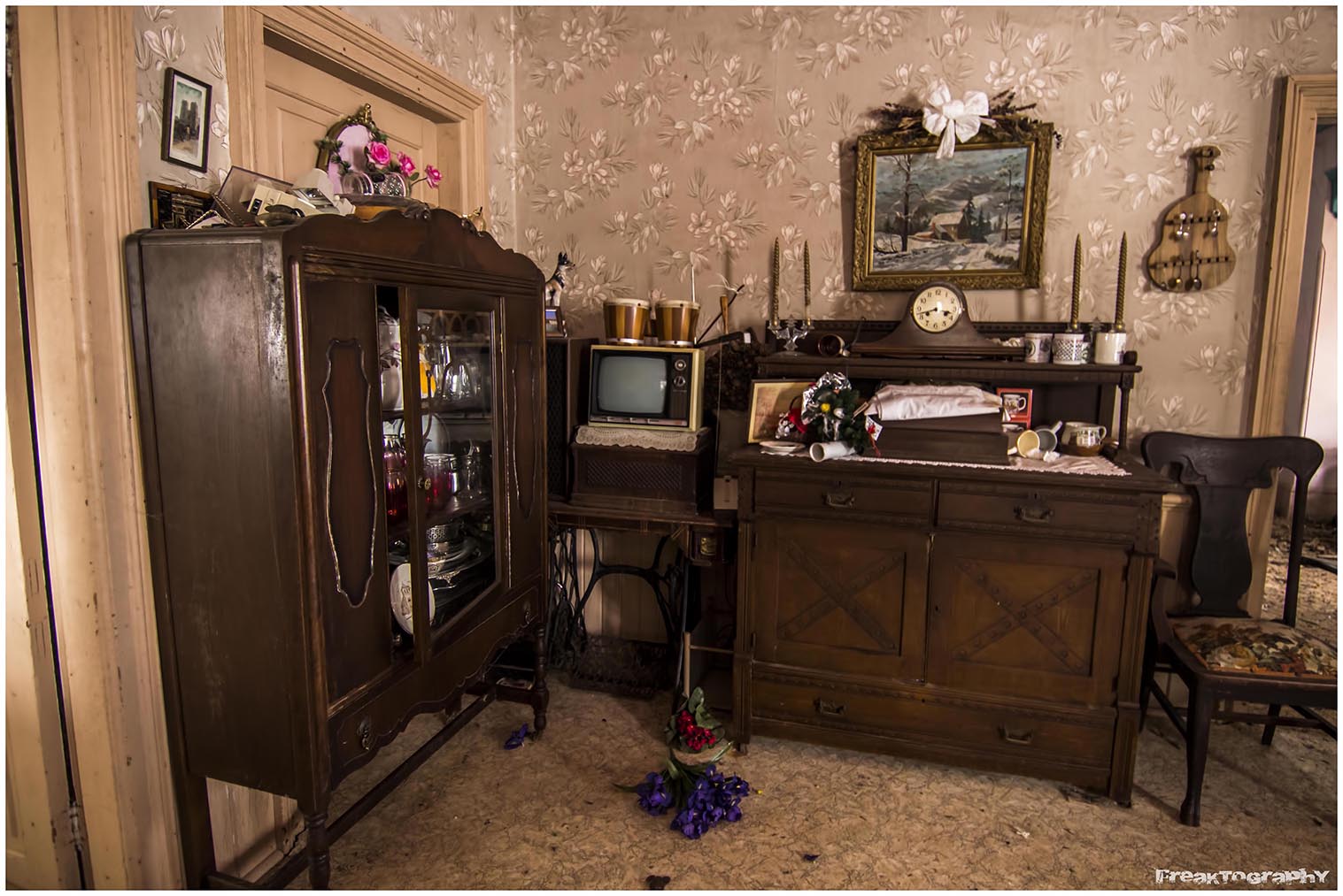 Abandoned Time Capsule House in Ontario Freaktography