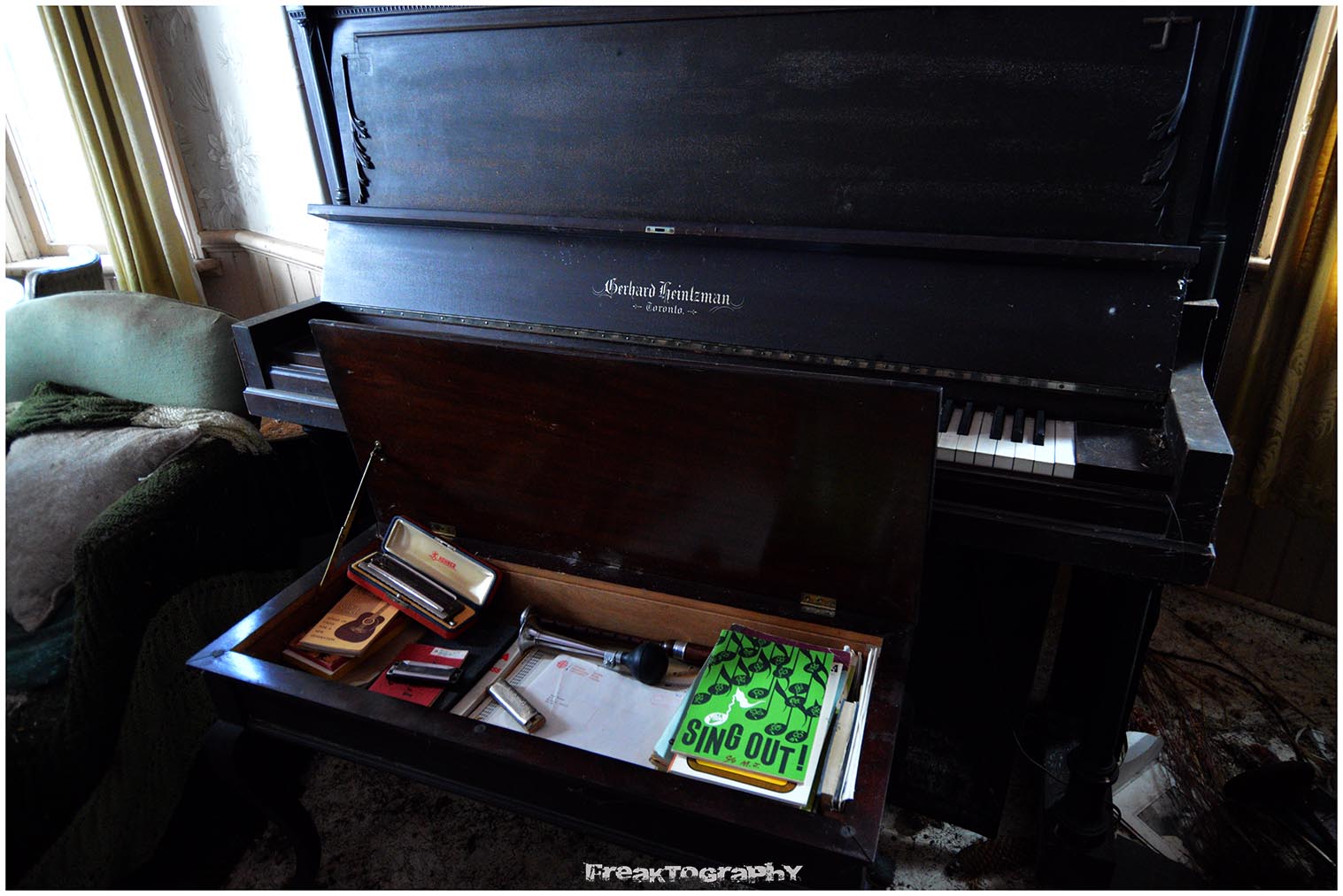 Abandoned Time Capsule House in Ontario Freaktography