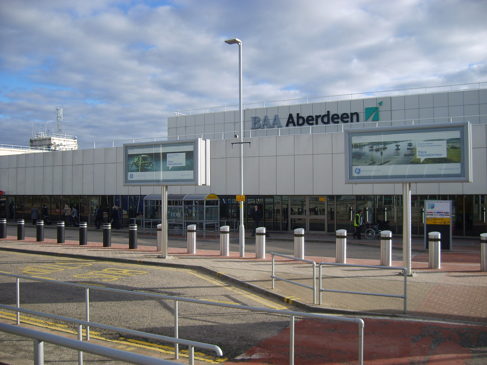 Aberdeen_Airport_terminal_close_up_23-03-11.jpg