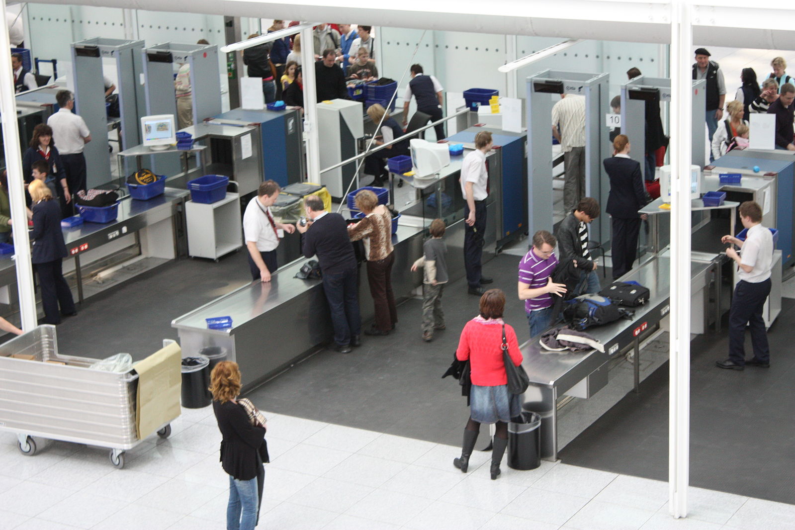 Airport_Munich_innen_2009_PD_20090404_025.jpg