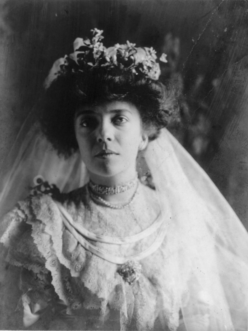 Alice_Roosevelt_Longworth_wedding_gown.jpg