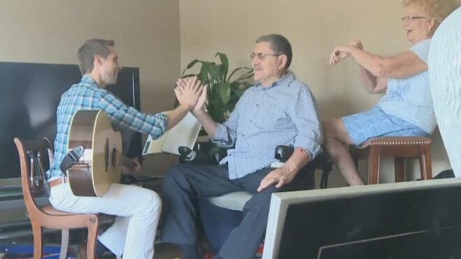 Alzheimer patients turn to music therapy to help focus mind 2