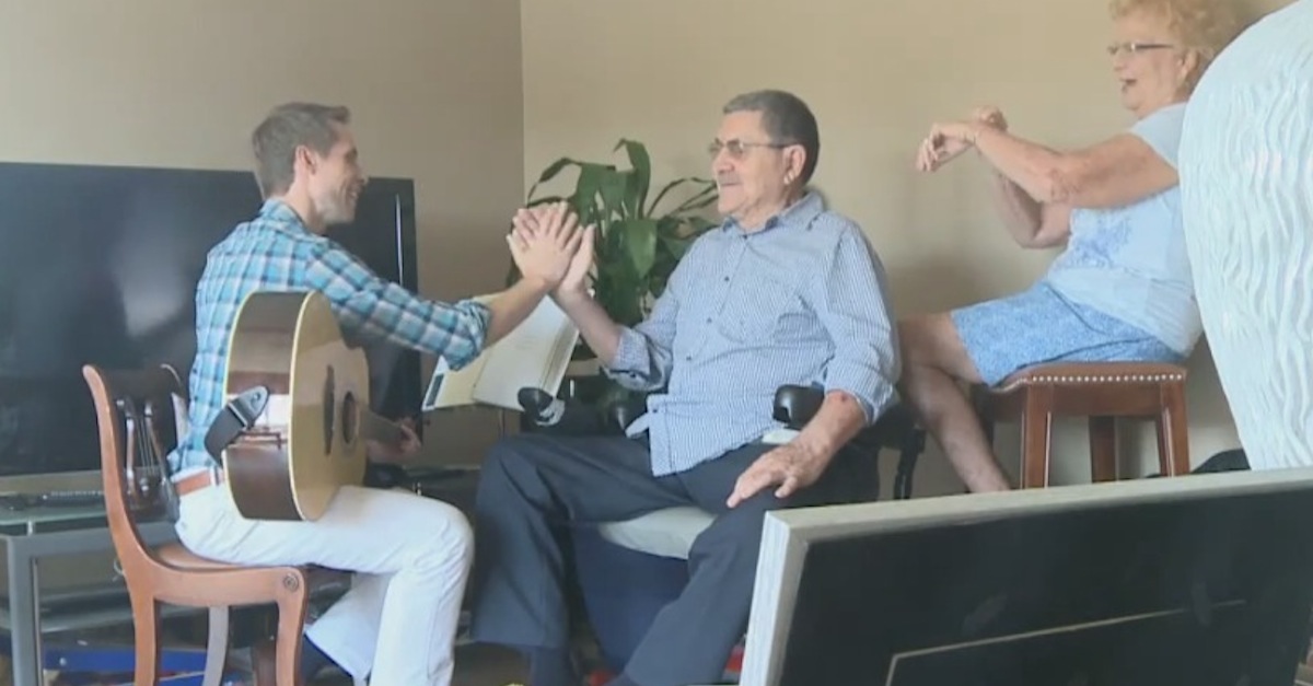 Alzheimer patients turn to music therapy to help focus mind 2