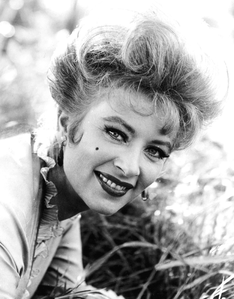 Amanda_Blake_Kitty_Gunsmoke_1966.jpg