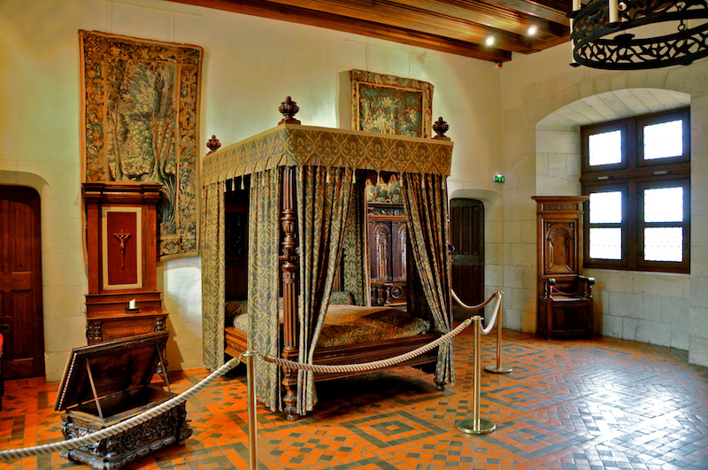 Amboise_Chateau_-_King_Henri_IIs_Chamber-2.jpg