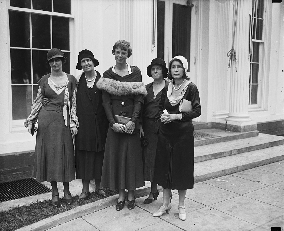 Amelia_Earhart_center._White_House.jpg