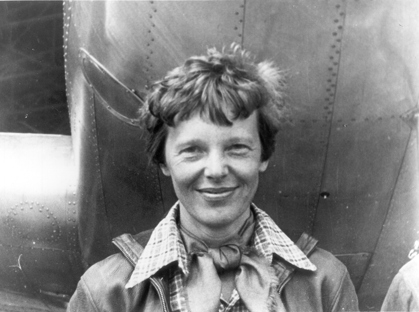 Amelia_Earhart_standing_under_nose_of_her_Lockheed_Model_10-E_Electra_small.jpg