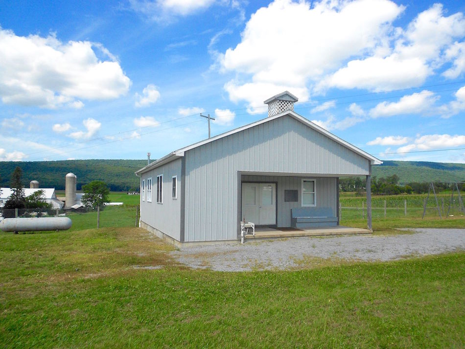 Amish_School_near_Rebersburg_PA.jpg