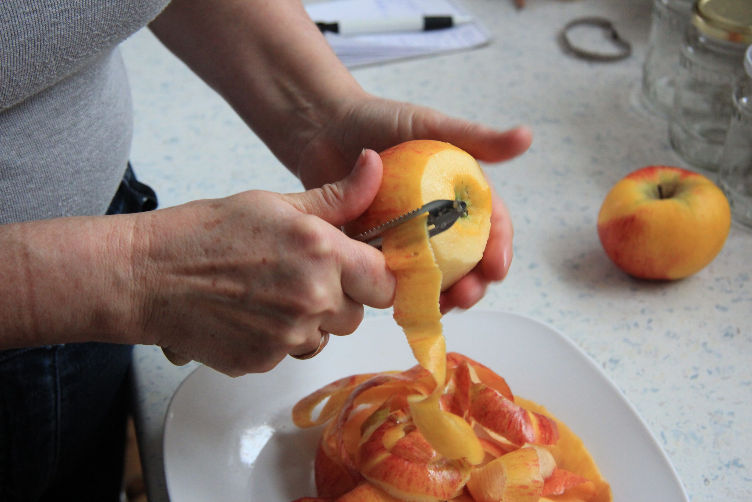 Apple_peeling_4468.jpg