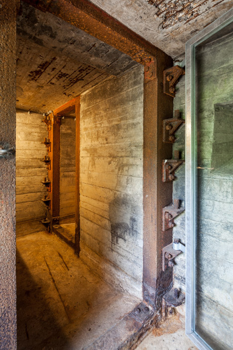 B-ILD-Nieuwe-Hollandes-Waterlinie-bunker-Tim-van-der-Velde_dezeen_468_1.jpg