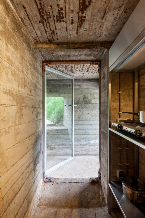 B-ILD-Nieuwe-Hollandes-Waterlinie-bunker-Tim-van-der-Velde_dezeen_468_7.jpg
