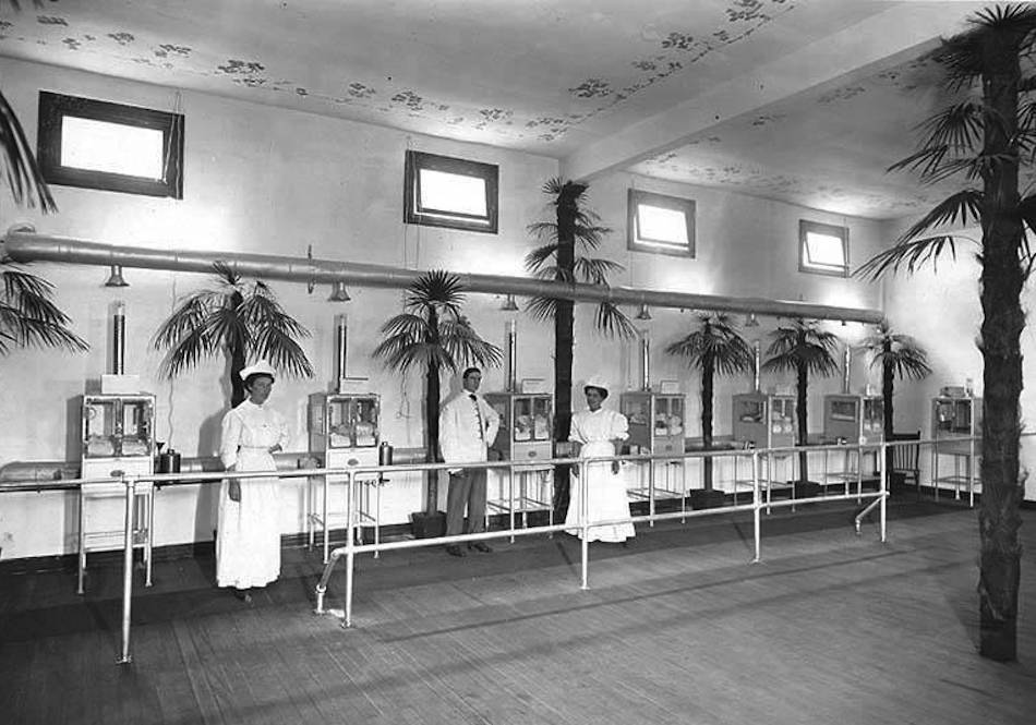 Baby_incubator_exhibit_A-Y-P_1909.jpg Baby_incubator_exhibit_A-Y-P_1909.jpg