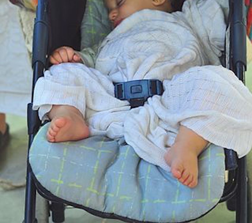 Baby_sleeping_in_a_stroller_in_Mecca-1.jpg