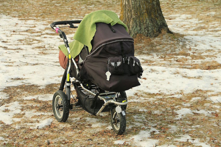 Barnevogn_stroller_green_carpet.jpg