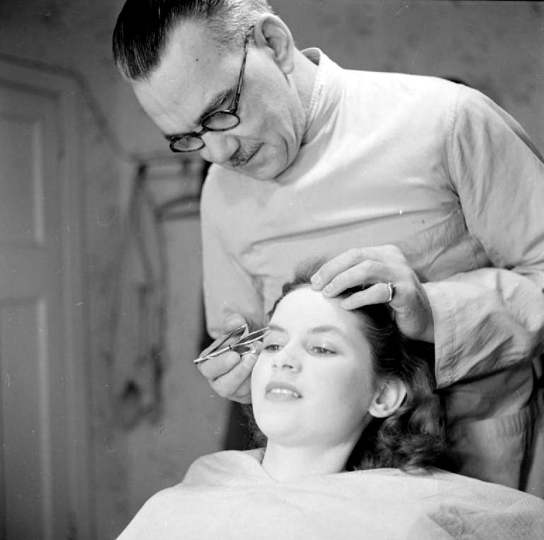 Birth_of_a_Star-_Everyday_Life_For_Actress_Muriel_Pavlow_England_UK_1945_D24349.jpg