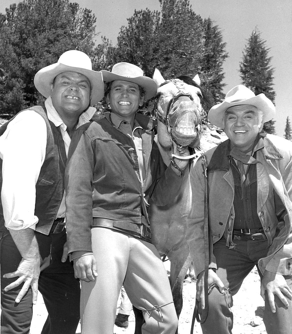 Bonanza_cast_smiling_horse_1968.jpg