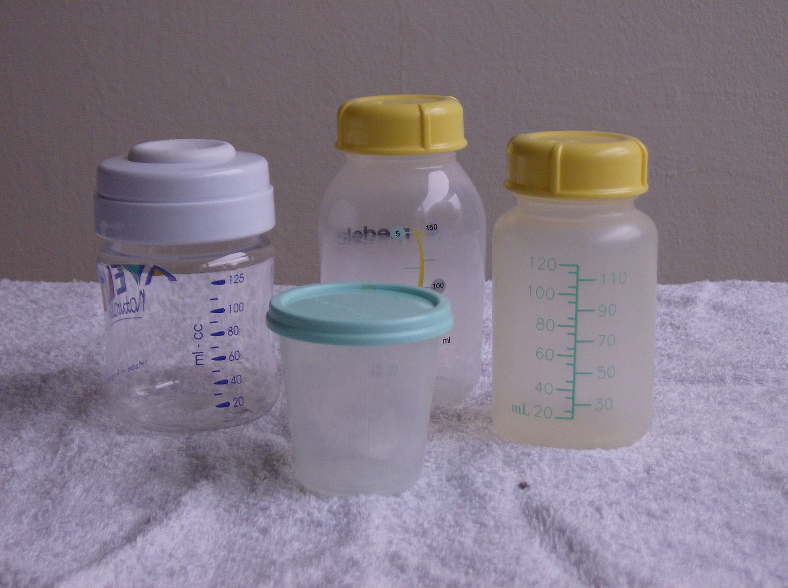 Breast_milk_storage_containers_bottles.jpg
