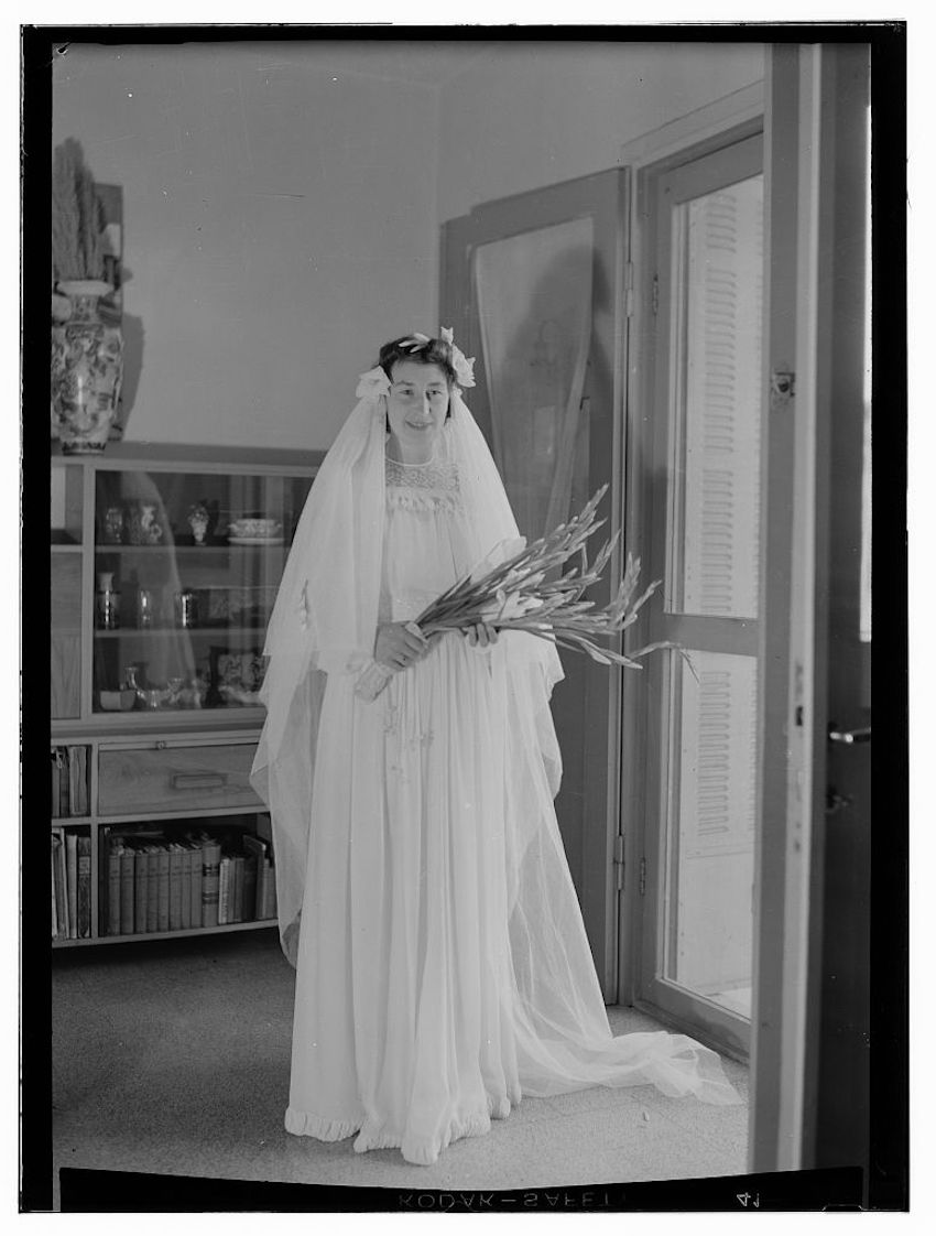 Bride-in-bridal-gown-holding-flowers-Dawkins-Anderson-wedding.jpg