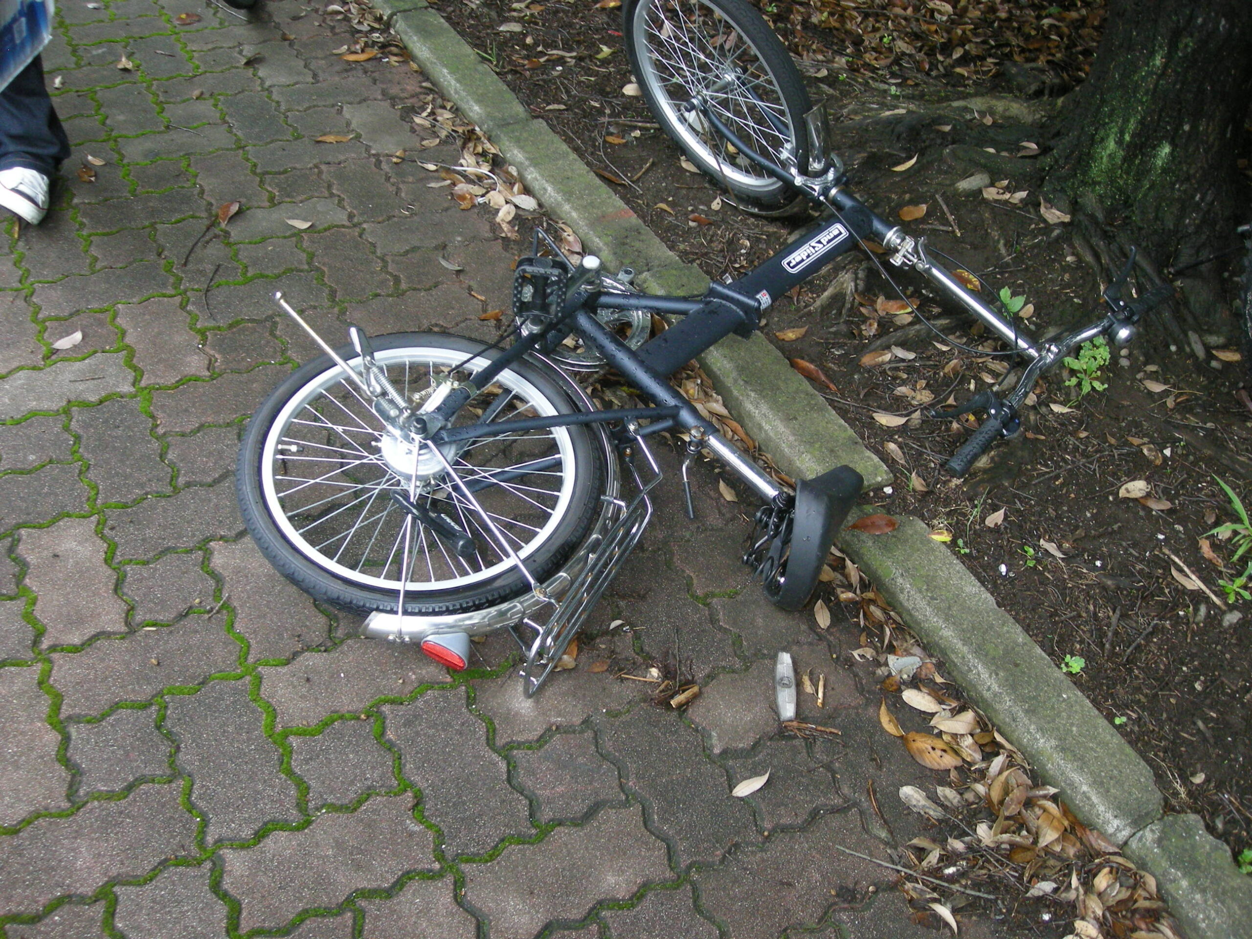 Broken_Bike_in_YNU.jpg