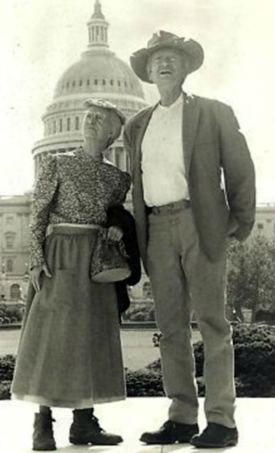 Buddy_Ebsen_and_Irene_Ryan_from_The_Beverly_Hillbillies_-_1970.jpg