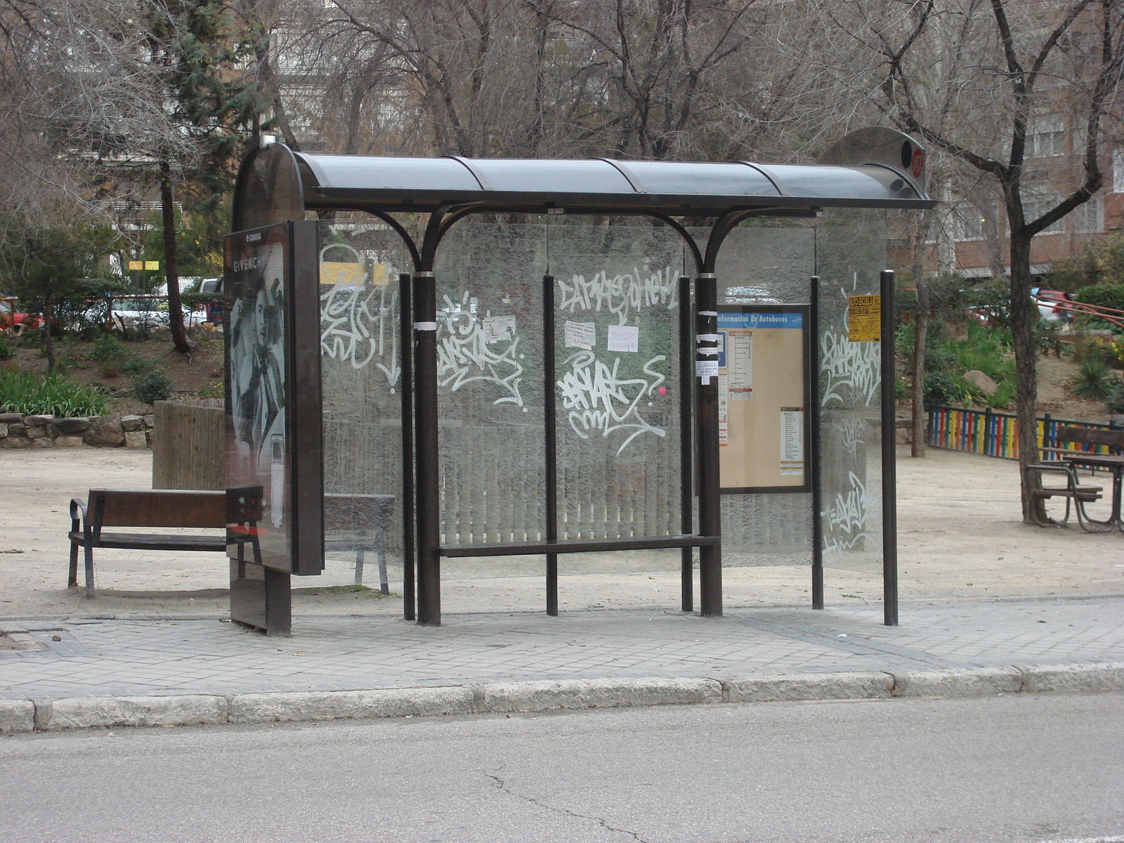 Bus_stop_Madrid_243.jpg