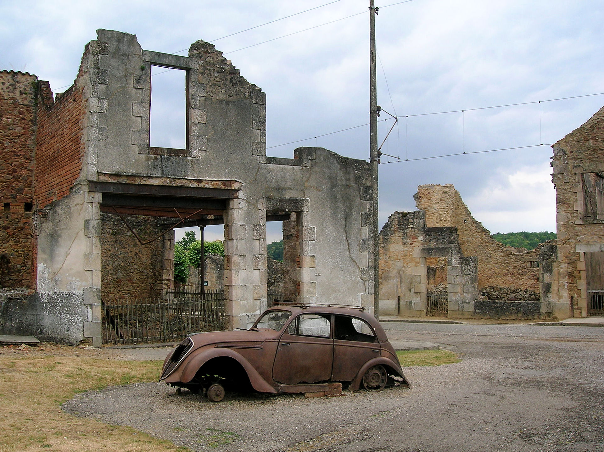 Car_in_Oradour-sur-Glane4.jpg