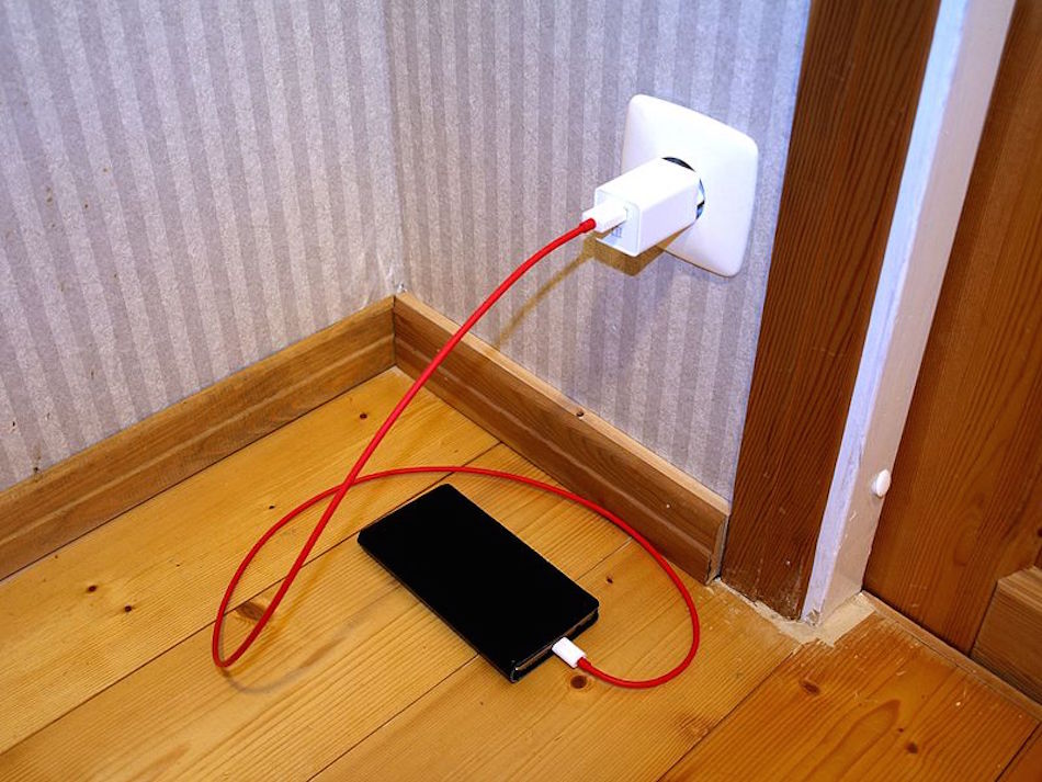 Charging_smartphone.jpg