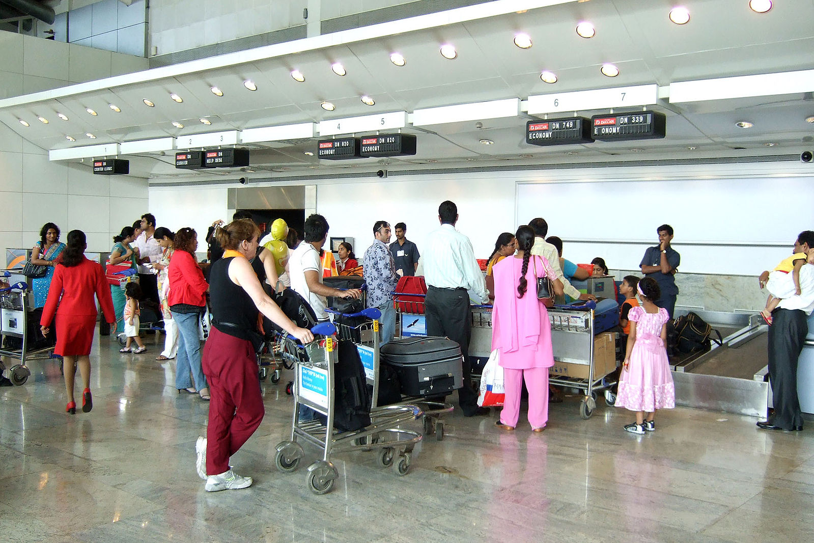Check-in_counter_at_Mumbai_International_Airport_T1_for_domestic_flights.jpg