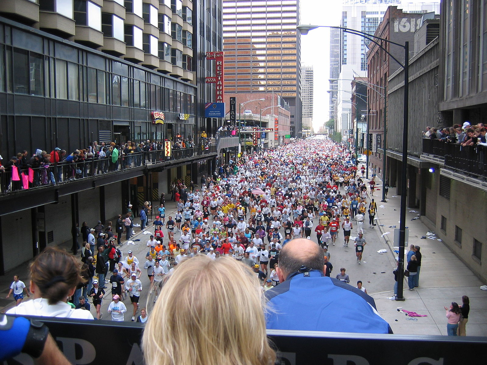 Chicago_2005_marathon_start.jpg