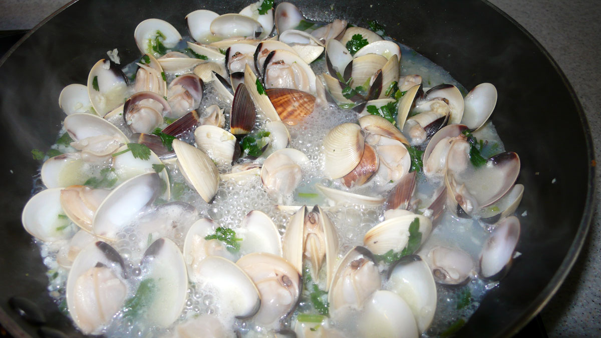 Clams_simmering_in_white_wine_sauce.jpg