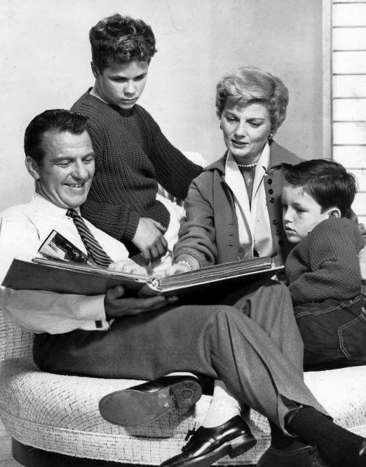Cleaver_family_Leave_it_to_Beaver_1960.jpg