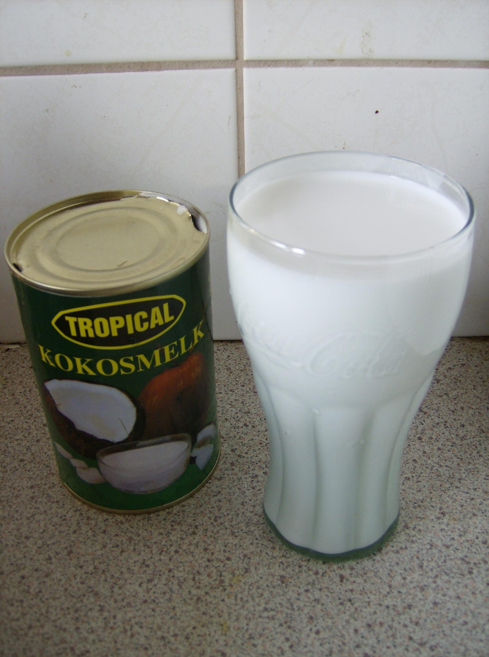 Coconut_milk_from_can01.jpg