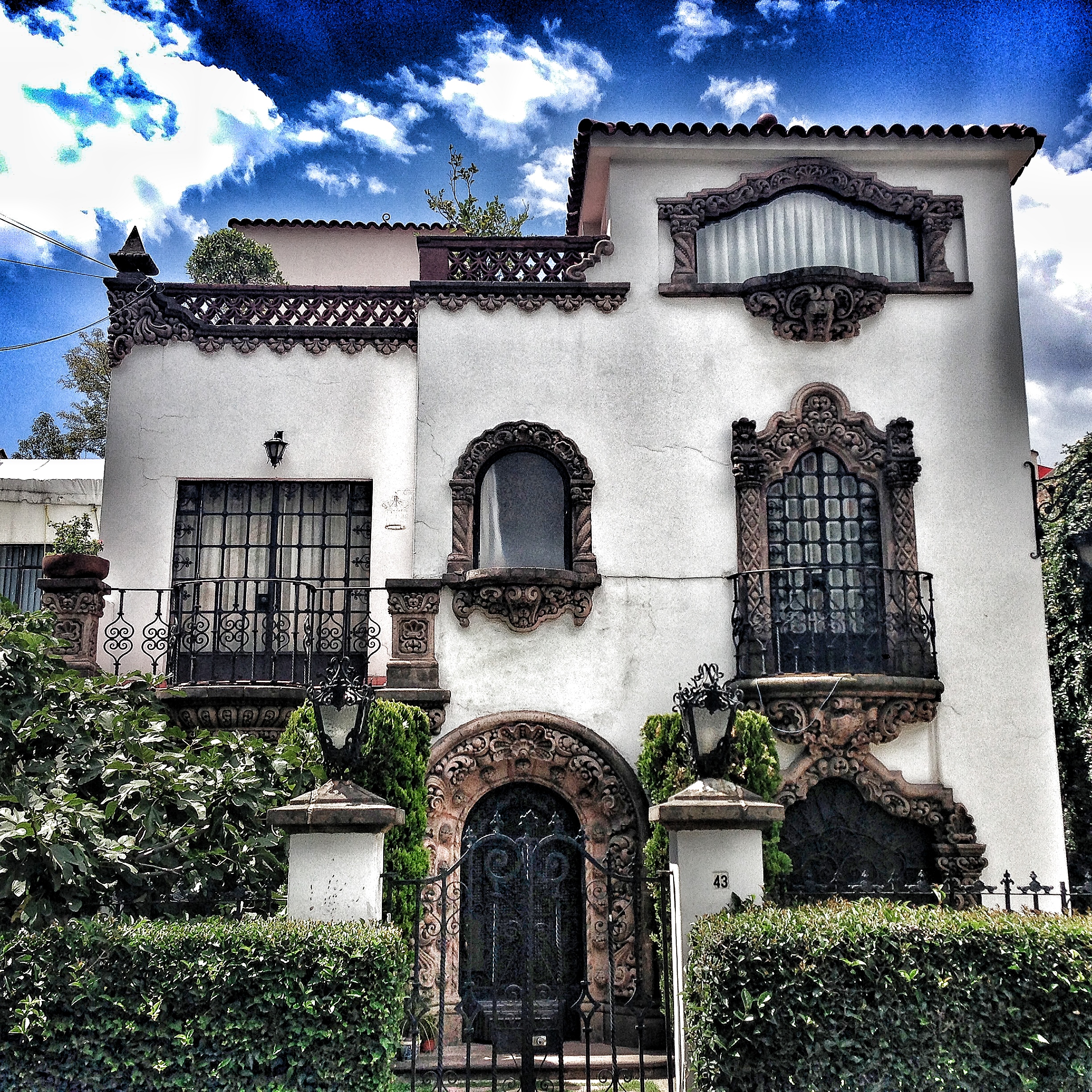 Colonial_California_house_in_colonia_N_poles_Mexico_City.jpg