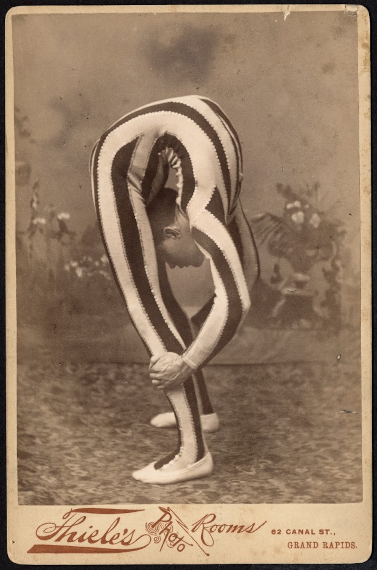 Contortionist_posed_in_studio_ca._18801.jpg